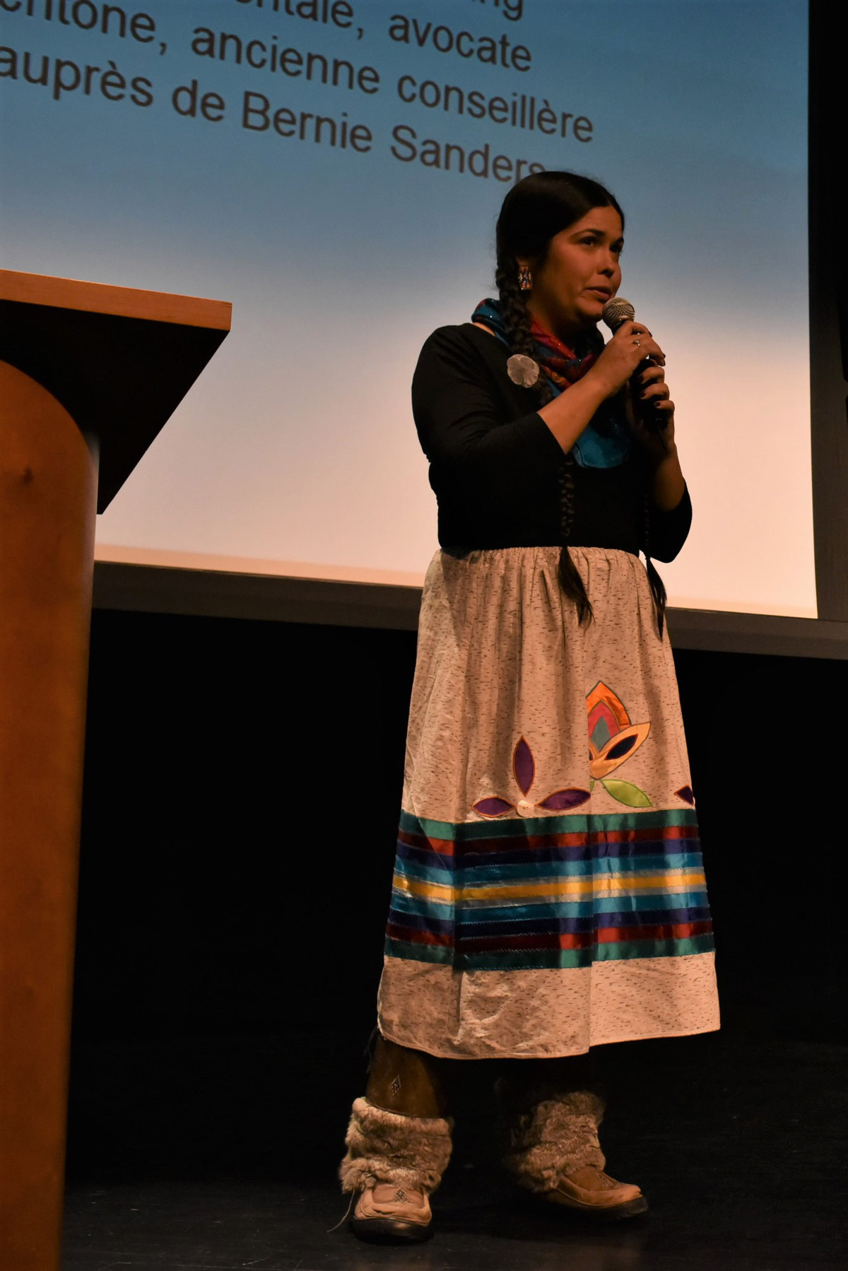 Tara Houska, Première nation de Couchiching Anishinaabe, est activiste environnementale, avocate en droit autochtone, fondatrice de Ginew collective, et ancienne conseillère en affaires autochtones auprès de Bernie Sanders.